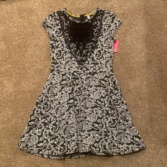 Xhilaration Dresses & Skirts - NWT Xhilaration ladies black and white patterned dress size M